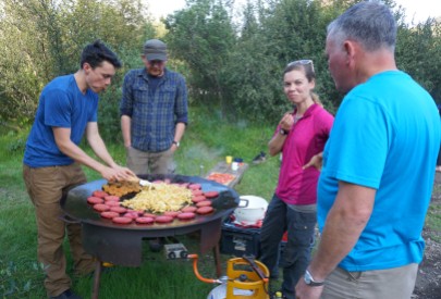 Beetroot burgers and fries at our Básar camp (Catherine Taelman)